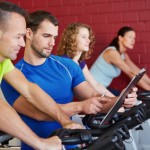 Personaltrainer redet mit Mann beim Spinning - © Robert Kneschke - Fotolia.com